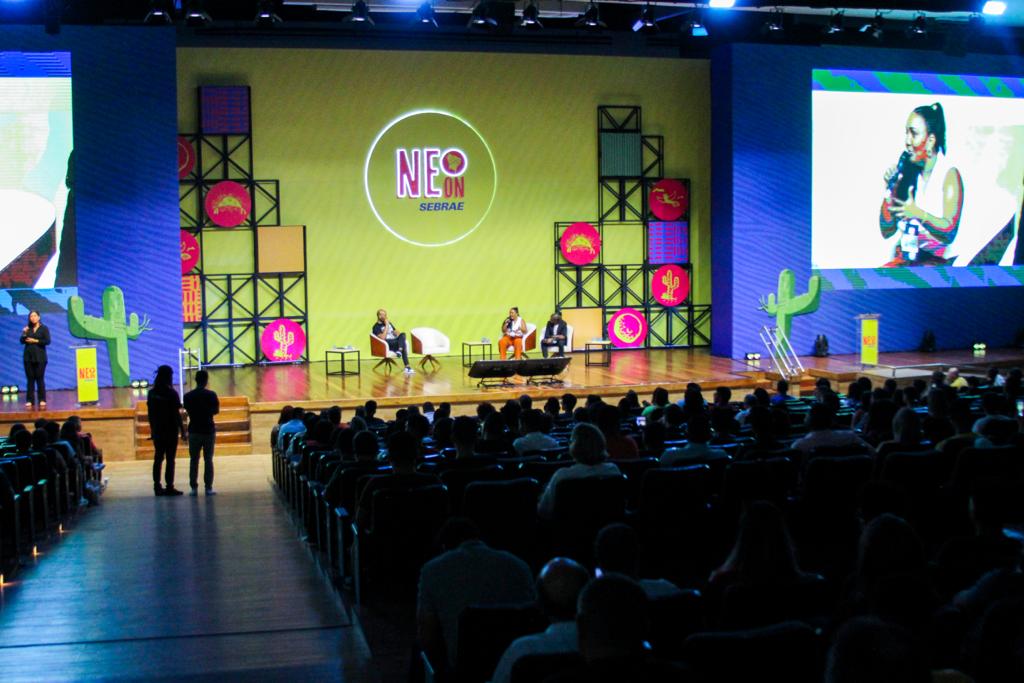 Palco do evento NEon e público presente