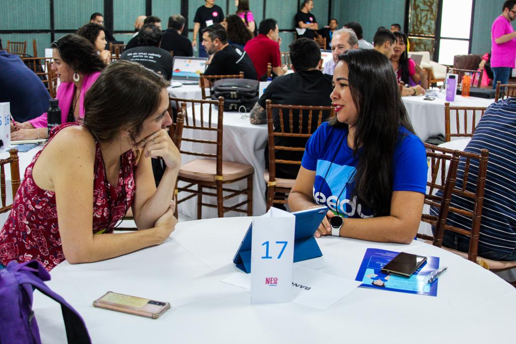 CEO do Geedu conversando com investidora