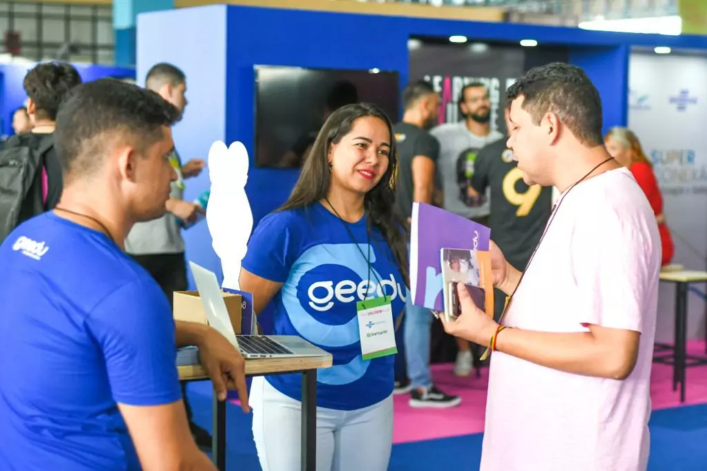 Equipe do Geedu conversando com investidor